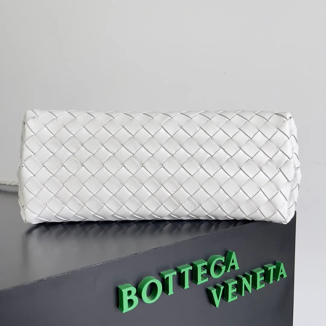 The 2023 new Andiamo batch of 2260 BV has been shipped‼ ️Really popular🔥The new Andiamo woven handbag launched by Bottega Veneta this season is really popular all over the world! ! Celebrities at home and abroad have worn it, and Oscar-winning actress Michelle Yeoh has taken it out on the street. Song Jia, Trai Yara, Yu Feihong, Sanji Ayaka, Rosie Hunting-Whiteley, Yoshioka Riho, etc. have all picked up this bag. It is classic and versatile, showing off its temperament, and the bag capacity is also large, which is very convenient for daily commuting! ! A variety of carrying methods, the shoulder straps can be adjusted by yourself, the original lambskin feels soft and delicate, and the unisex style breaks the gender boundaries and brings a more practical and long-lasting use experience. Andiamo, which has both elegant and casual styles, perfectly interprets the true appearance of "fashionable old money style". Style number: 743572 Size: 32*24*12